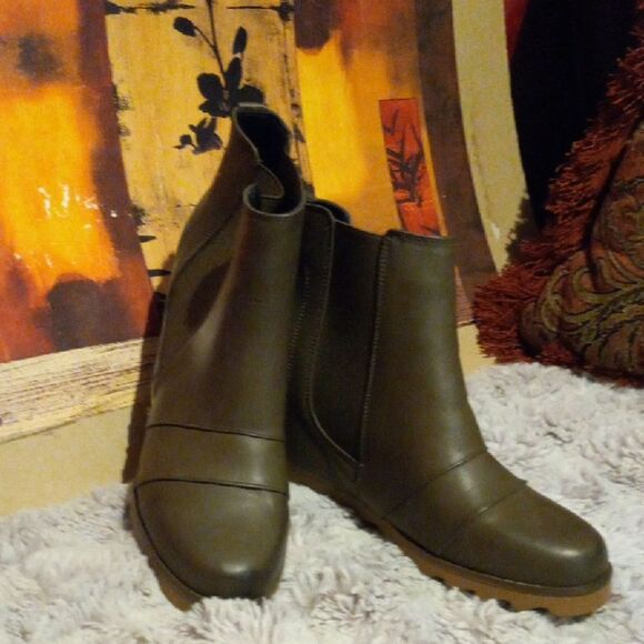 Stylish Olive Ankle Boots for Women - Picture 1 of 5